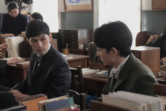 ヘブン（トミー・バストウ）は錦織（吉沢亮）と向き合って…朝ドラ「ばけばけ」第113回の場面写真（3枚目）