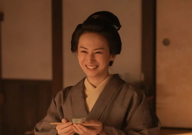 ヘブン（トミー・バストウ）は錦織（吉沢亮）と向き合って…朝ドラ「ばけばけ」第113回の場面写真（4枚目）