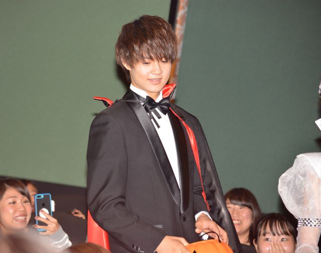 佐野勇斗＆中条あやみ、ハロウィーン衣装で笑顔！『3D彼女　リアルガール』イベント：フォトギャラリー