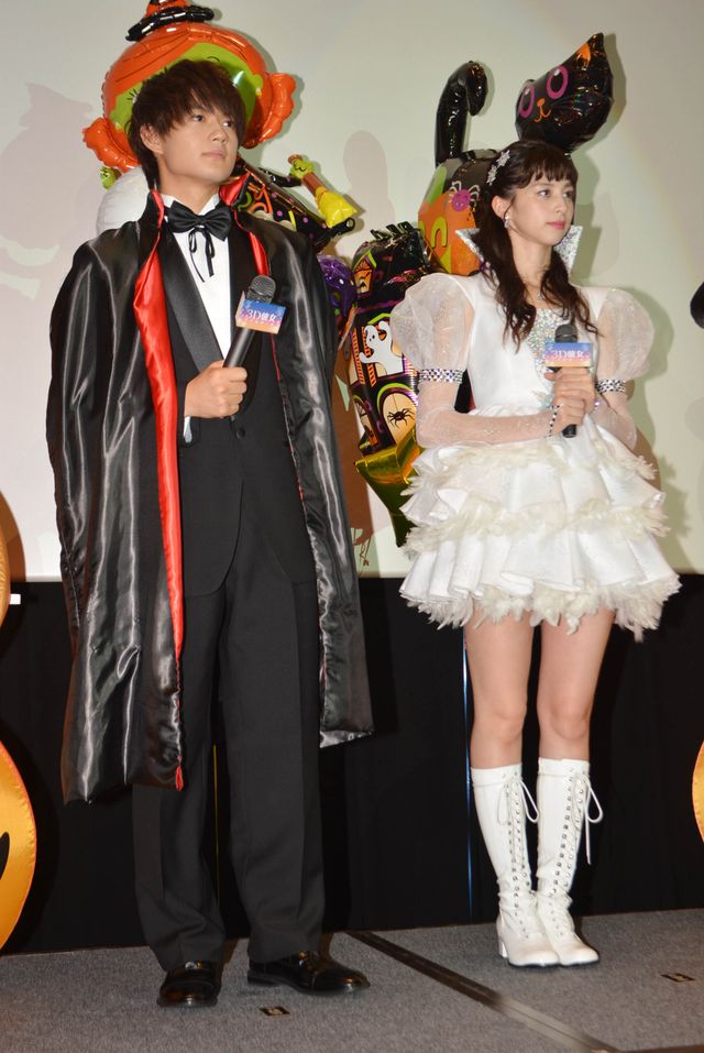 佐野勇斗＆中条あやみ、ハロウィーン衣装で笑顔！『3D彼女　リアルガール』イベント（8枚目）