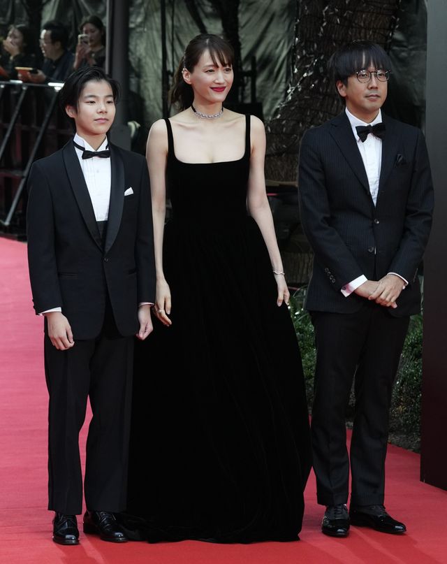 綾瀬はるか、大沢一菜、森井勇佑監督がレッドカーペットに（5枚目）