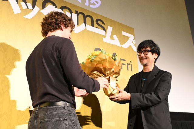 A24新作『バックルームズ』監督来日！「デススト」小島秀夫監督が花束贈呈：フォトギャラリー