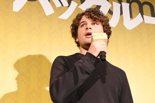 A24新作『バックルームズ』監督来日！「デススト」小島秀夫監督が花束贈呈（4枚目）