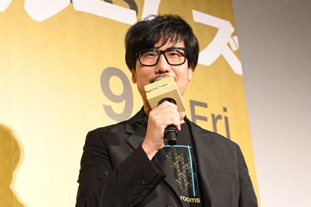 A24新作『バックルームズ』監督来日！「デススト」小島秀夫監督が花束贈呈（6枚目）