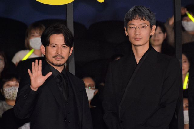 黒スーツの岡田准一＆綾野剛！『最後まで行く』初日舞台挨拶：フォトギャラリー