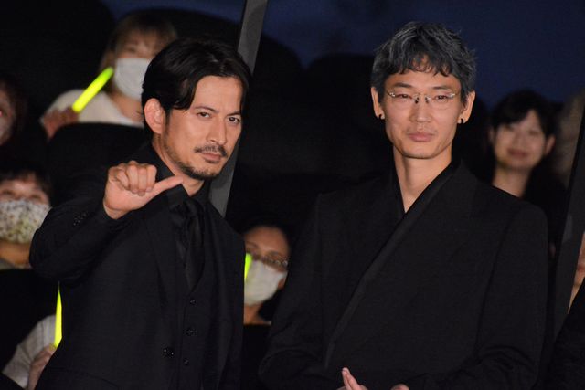 黒スーツの岡田准一＆綾野剛！『最後まで行く』初日舞台挨拶（2枚目）