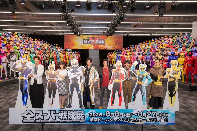 約300体の立像の前で記念写真を撮った「ゴジュウジャー」の6人