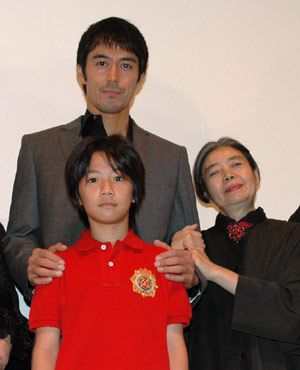 左から、阿部寛、子役の田中祥平、樹木希林