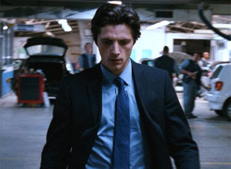 黒いスーツを着た男