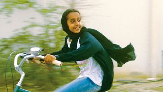 少女は自転車にのって