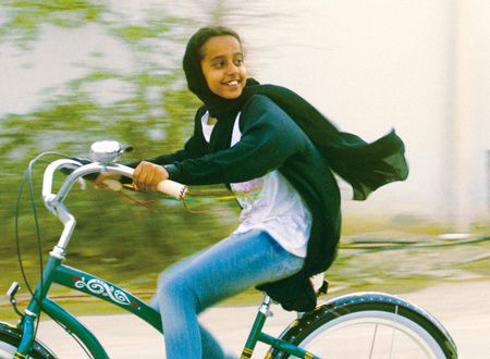 少女は自転車にのって