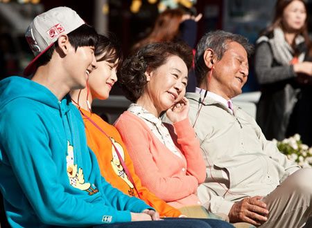 現代のおとぎ話ともいえる老いらくの恋物語 『チャンス商会～初恋を探して～』の映画短評(山縣みどり)｜シネマトゥデイ