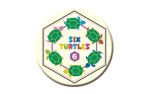 作品内に登場するマラソンチーム「SIX TURTLES」エンブレムデザインのオリジナル缶バッチ