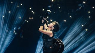 デニス・ホー　ビカミング・ザ・ソング