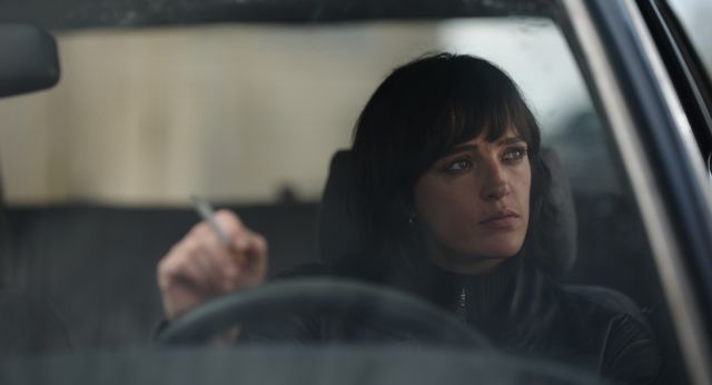 そして彼女は闇を歩く