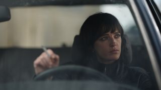 そして彼女は闇を歩く