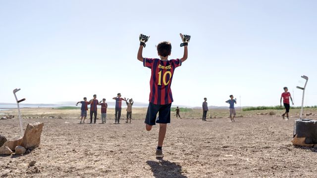 バグダッド・メッシ　片足のサッカー少年