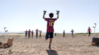 バグダッド・メッシ　片足のサッカー少年