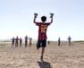 バグダッド・メッシ　片足のサッカー少年