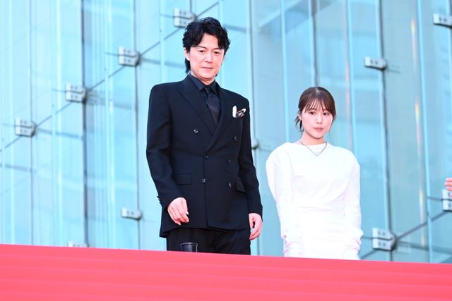 福山雅治＆有村架純ら総勢12名、華麗に登場！映画『ブラック・ショーマン』レッドカーペットイベント（2枚目）