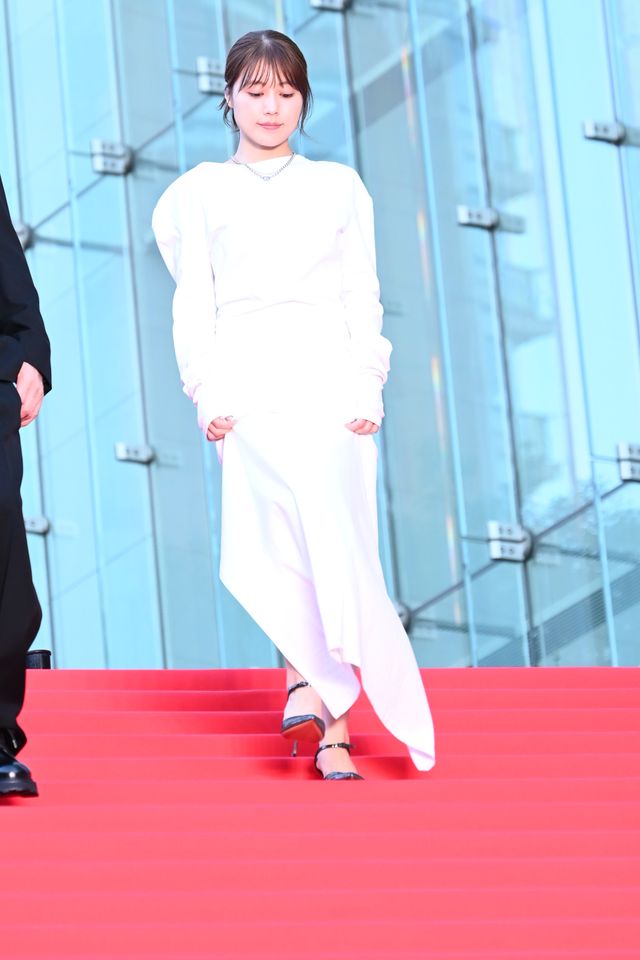 福山雅治＆有村架純ら総勢12名、華麗に登場！映画『ブラック・ショーマン』レッドカーペットイベント（4枚目）