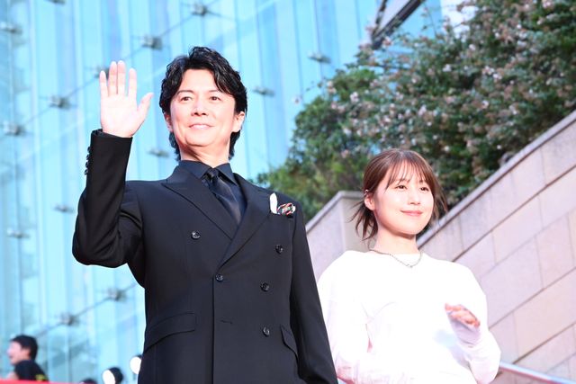 福山雅治＆有村架純ら総勢12名、華麗に登場！映画『ブラック・ショーマン』レッドカーペットイベント（6枚目）