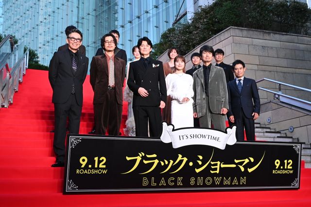 福山雅治＆有村架純ら総勢12名、華麗に登場！映画『ブラック・ショーマン』レッドカーペットイベント（23枚目）