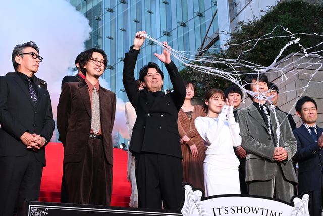 福山雅治＆有村架純ら総勢12名、華麗に登場！映画『ブラック・ショーマン』レッドカーペットイベント（25枚目）