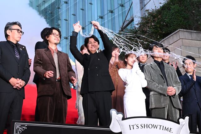 福山雅治＆有村架純ら総勢12名、華麗に登場！映画『ブラック・ショーマン』レッドカーペットイベント（26枚目）