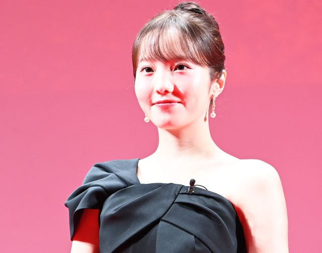 美麗ワンショルドレスで登壇　本田真凜