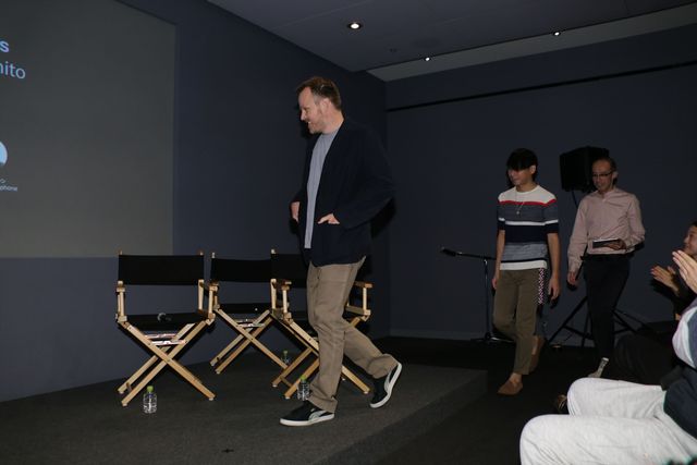 ファンに囲まれるマーク・ウェブ監督「Perspectives　マーク・ウェブ×mito」（2枚目）