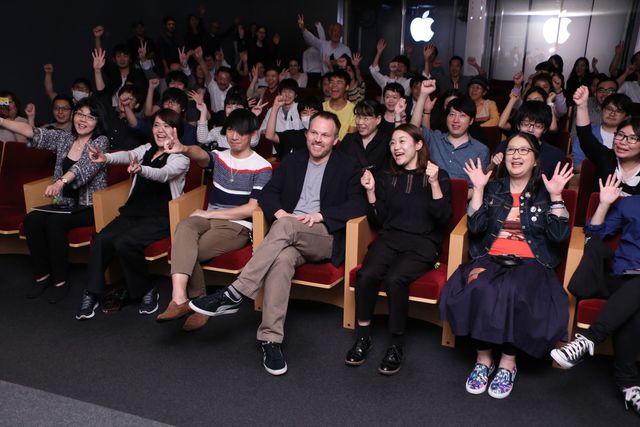 ファンに囲まれるマーク・ウェブ監督「Perspectives　マーク・ウェブ×mito」（18枚目）
