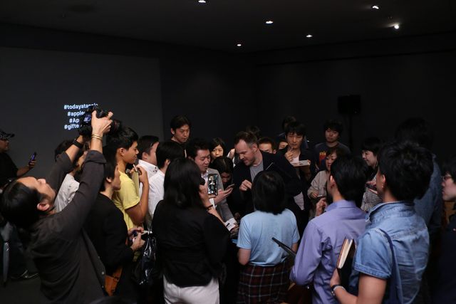 ファンに囲まれるマーク・ウェブ監督「Perspectives　マーク・ウェブ×mito」（20枚目）