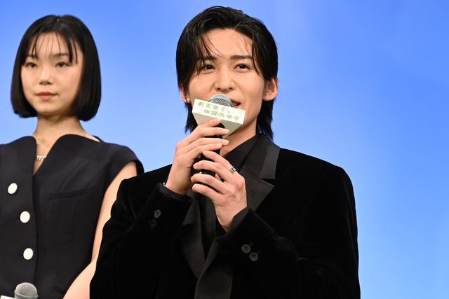 浜辺美波とダブル主演を務めた目黒蓮