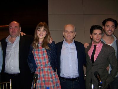 （左から）ジェームズ・ガンドルフィーニ、ベラ・ヒースコート、デヴィッド・チェイス、ジョン・マガロ、ジャック・ヒューストン