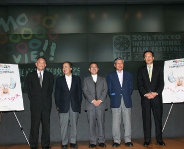 （写真左から）福田慶治事務局長、角川歴彦チェアマン、山下洋輔、羽佐間道夫、高井英幸理事長。