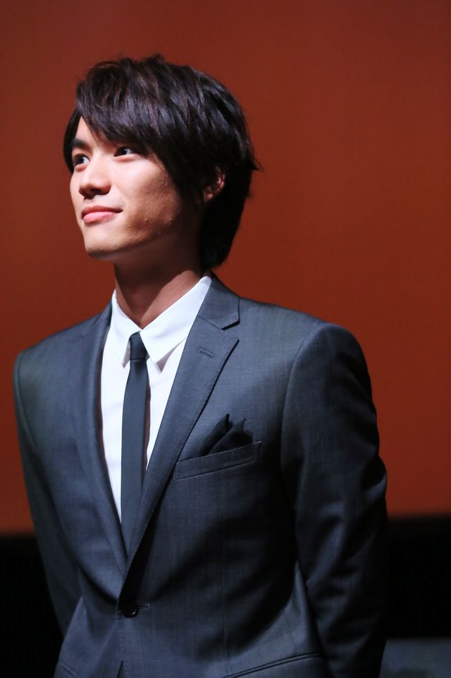 スーツが似合う福士蒼汰、完璧なスタイル！（2枚目）