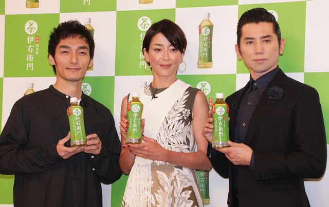 無言で足早に会場を後にした宮沢りえ　新CMで草なぎ剛・本木雅弘と共演：フォトギャラリー