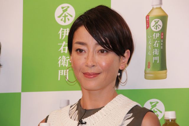 無言で足早に会場を後にした宮沢りえ　新CMで草なぎ剛・本木雅弘と共演（6枚目）