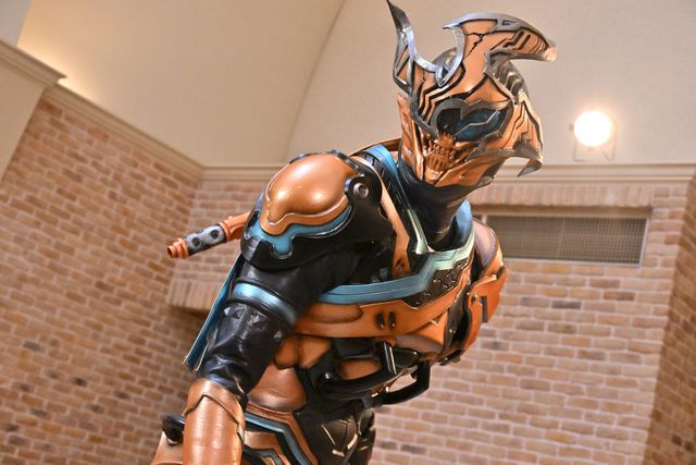 仮面ライダーハッタリに異変が…「仮面ライダータイクーン meets 仮面ライダーシノビ」場面写真:フォトギャラリー