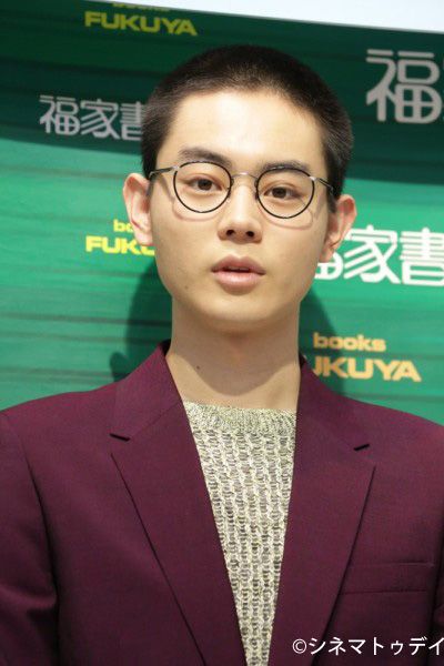 菅田将暉、写真集で女装に挑戦！　すごくシュールだった　画像ギャラリー：フォトギャラリー