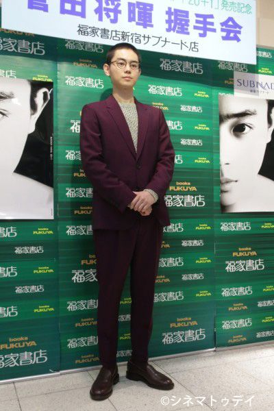 菅田将暉、写真集で女装に挑戦！　すごくシュールだった　画像ギャラリー（2枚目）