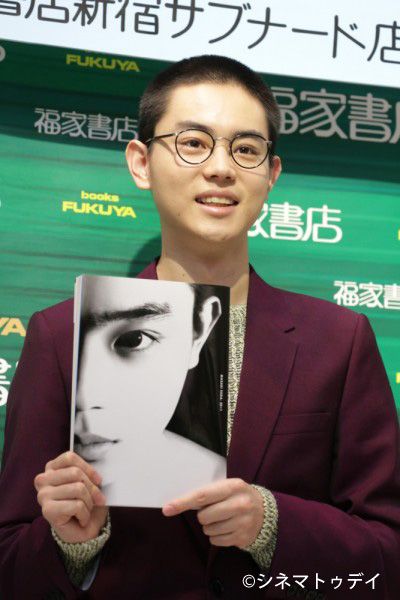 菅田将暉、写真集で女装に挑戦！　すごくシュールだった　画像ギャラリー（3枚目）