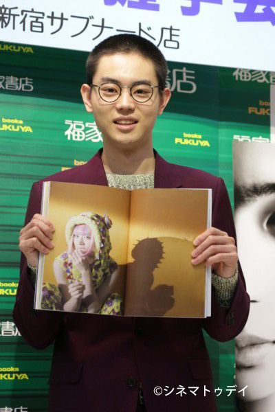 菅田将暉、写真集で女装に挑戦！　すごくシュールだった　画像ギャラリー（5枚目）