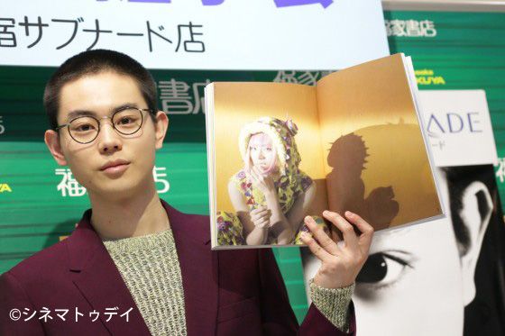 菅田将暉、写真集で女装に挑戦！　すごくシュールだった　画像ギャラリー（6枚目）