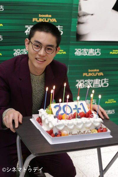 菅田将暉、写真集で女装に挑戦！　すごくシュールだった　画像ギャラリー（7枚目）