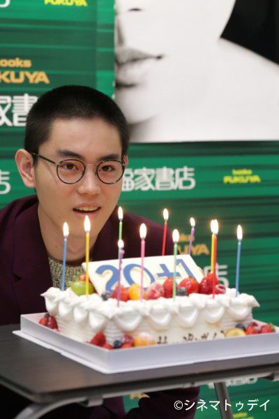 菅田将暉、写真集で女装に挑戦！　すごくシュールだった　画像ギャラリー（8枚目）