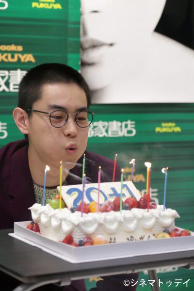 菅田将暉、写真集で女装に挑戦！　すごくシュールだった　画像ギャラリー（9枚目）