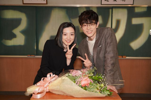 「3年A組」永野芽郁に花束を贈る菅田将暉：フォトギャラリー