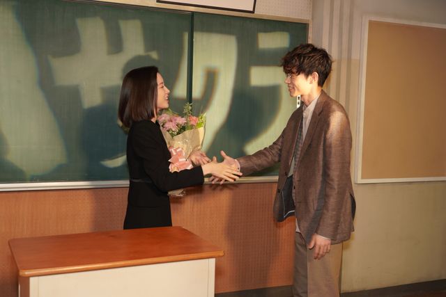「3年A組」永野芽郁に花束を贈る菅田将暉（3枚目）